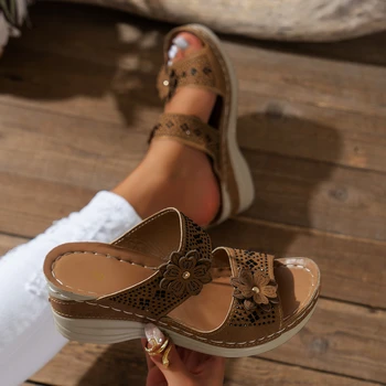 Летние женские тапочки, обувь больших размеров, повседневные женские тапочки с цветочным узором в римском стиле в стиле ретро из искусственной кожи на танкетке и платформе  10